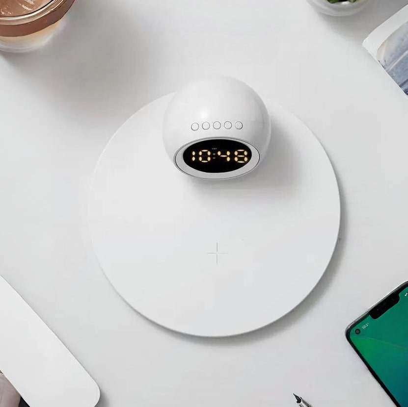 reloj despertador blanco con cargador inalambrico y lampara
